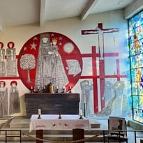Visite guidée de l'église et de ses éléments remarquables : fresque de Maurice Calka et vitraux de Robert Savary