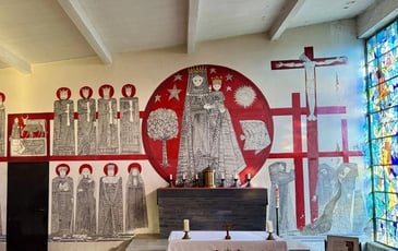 Visite guidée de l'église et de ses éléments remarquables : fresque de Maurice Calka et vitraux de Robert Savary